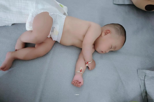 启东几个月宝宝会抬头